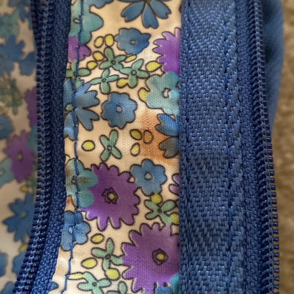 LeSportsac Messenger Bag - Picture 12 of 12